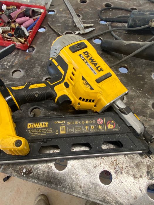Gwoździarka Dewalt Dcn692 do odeskowania
