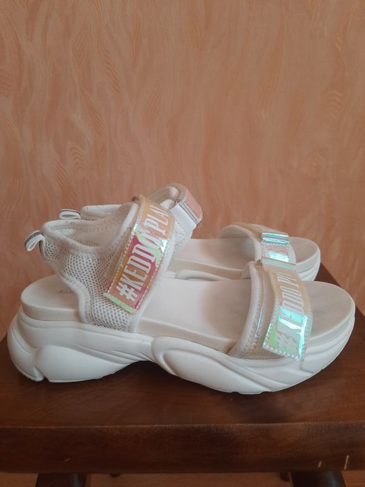 Женские босоножки