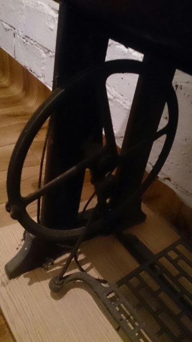 Zabytkowa maszyna z okresu wojennego