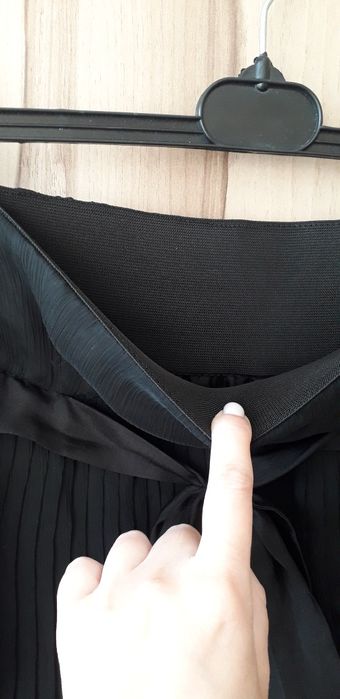 чорна юбка плисе міді