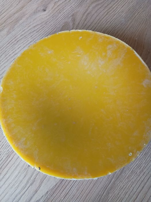 Wosk pszczeli z przydomowej pasieki