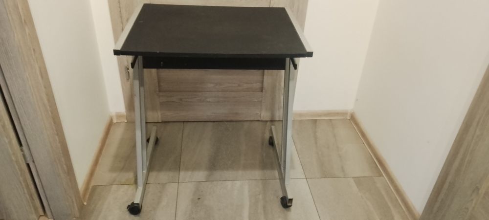 Biurko stolik na kolkach tanio
