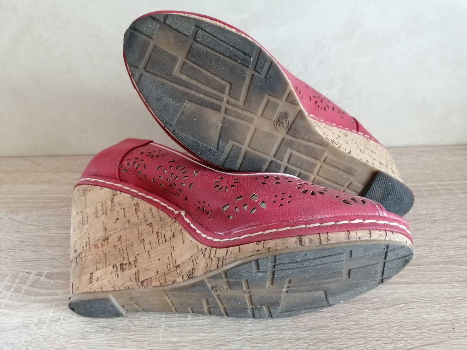 Czerwone buty na koturnie - solidne, mało używane