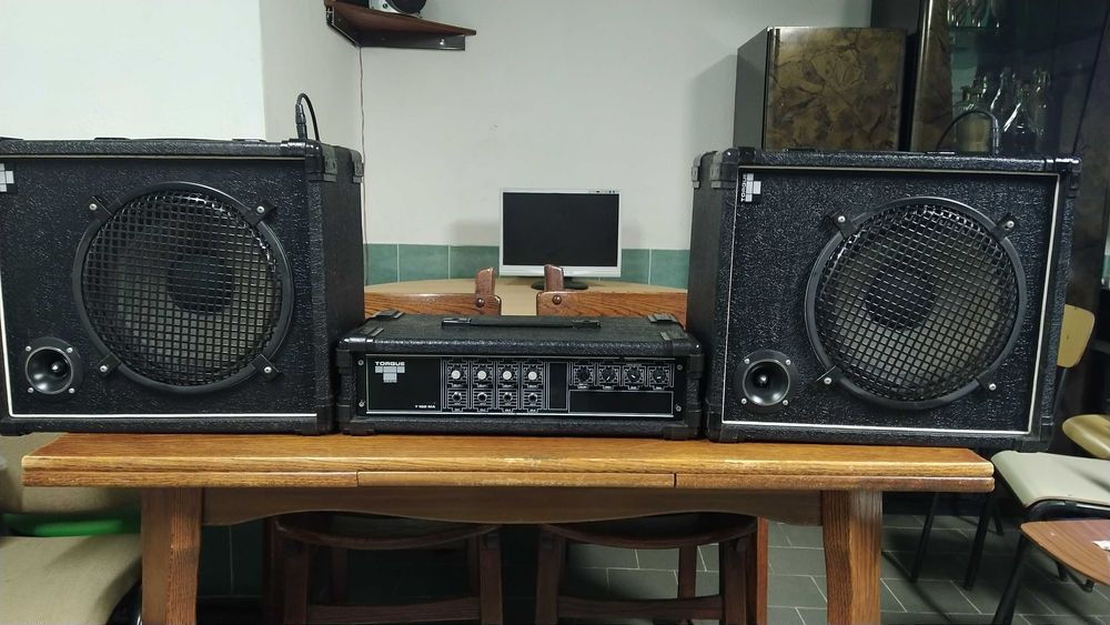 Amplificador com colunas.