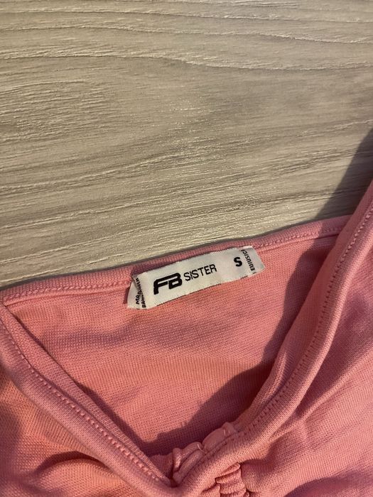 Różowy top na ramiączkach