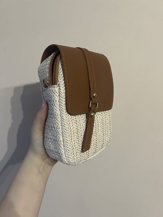 Плетена сумка з коричневим клапаном та довгим ремінцем