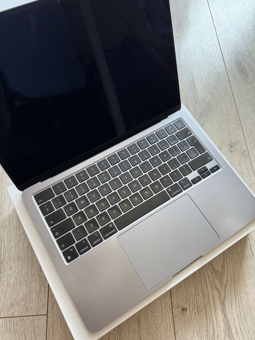 Macbook Макбук Air 13.6 m2 2022 8gb 256 ssd б/у стан 8.5/10