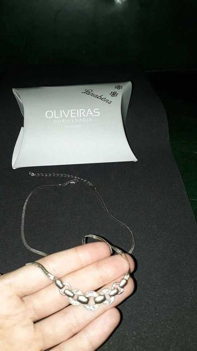 Colar dourado em aço com brilhantes, novo