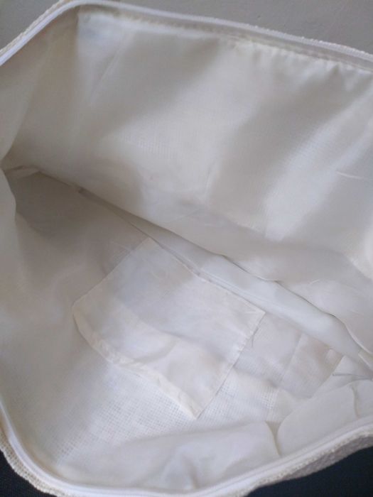 Letnia torba słomkowa w odcieniach brązu i beżu z ozdobnymi kwiatkami