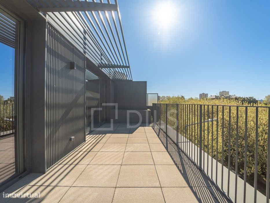 T0 novo com terraço e mobilado, em condomínio exclusivo, na Senhora...