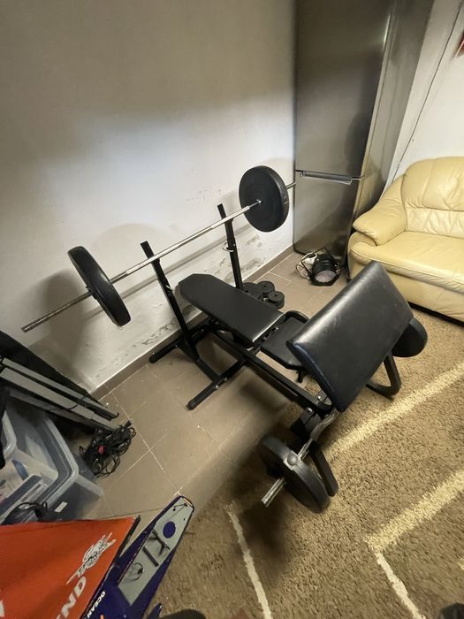 Ławka regulowana, stojaki, modlitewnik, obciążenie. Domowa siłownia