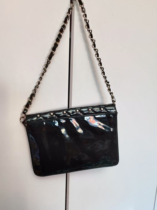 Czarna torebka z dżetami