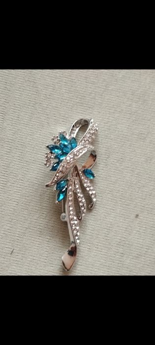 Elegancka nowa broszka