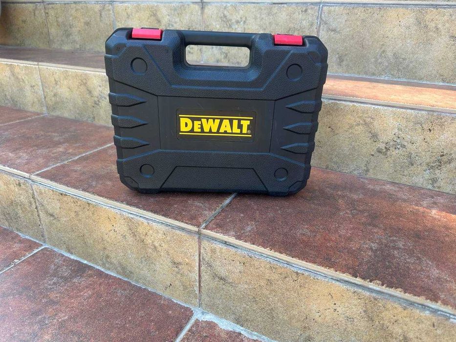 Акумуляторний шуруповерт Dewalt з DFR патроном та набором. Шурупокрут