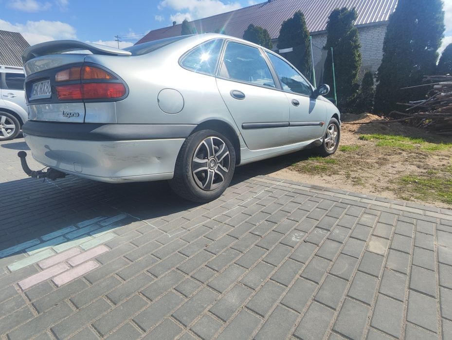 Renault laguna 1. Drzwi. Lampy. Hak. Cała na części.