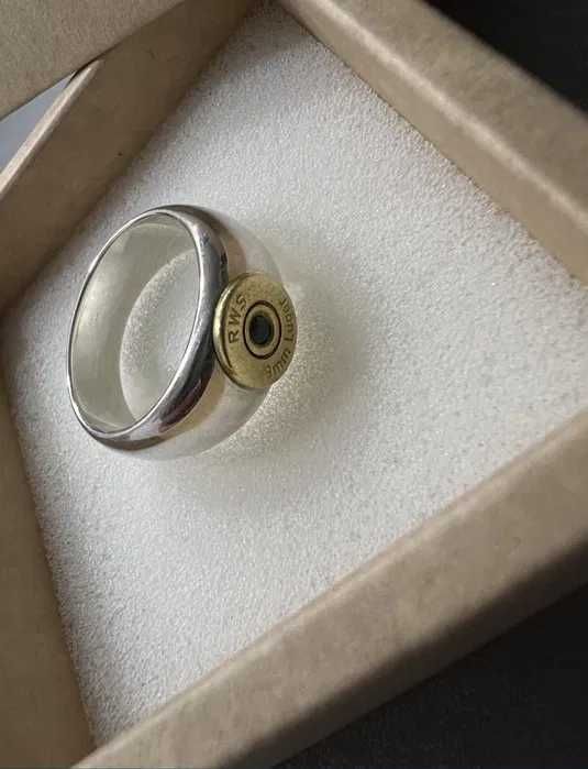 Серебряный мужской перстень с гильзой Luger 9 мм и изумрудом.