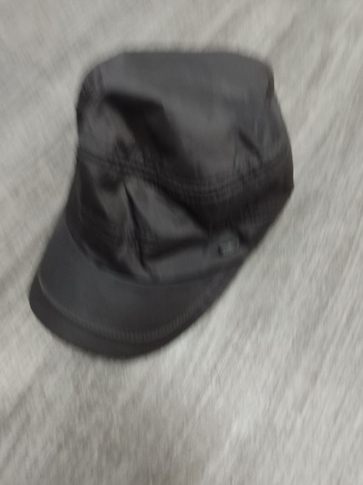 Sprzedam czapkę kolor czarny.