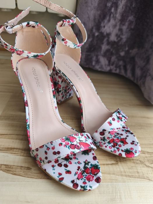 Nowe buty na słupku