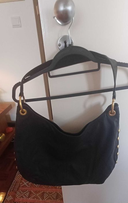 Mala preta em pele com tachas douradas