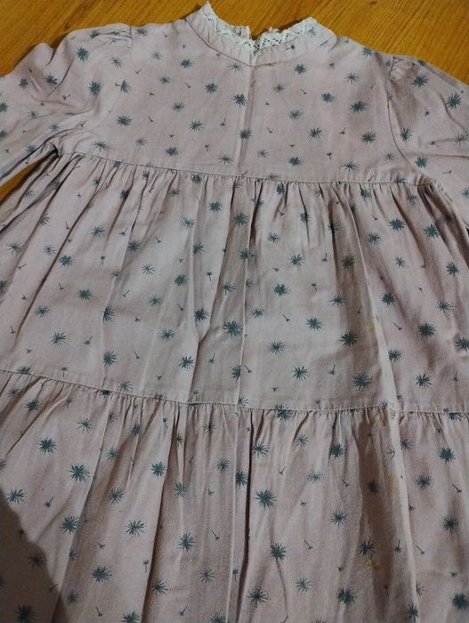 Vários vestidos de menina, tamanho 4 anos.