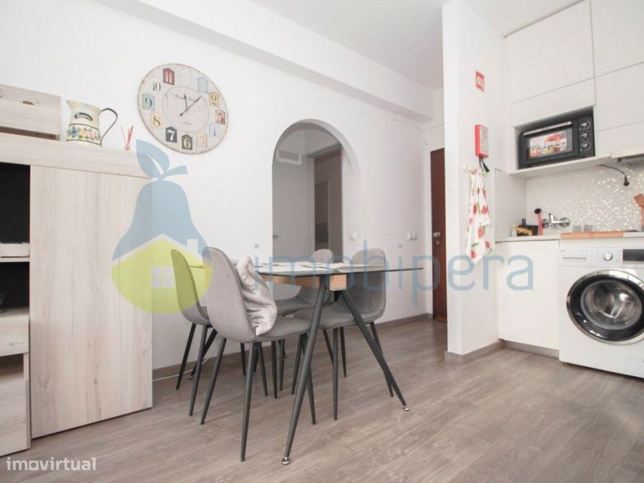 Simpático apartamento T2 renovado para venda em Armação de Pêra a 1...