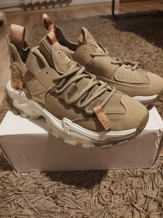 Nowe sneakersy beżowe