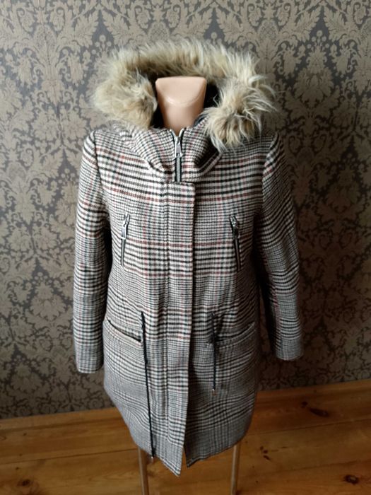 długa kurtka zimowa w kratę parka