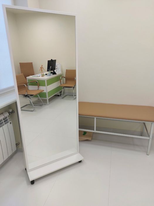 Дзеркало пересувне на колесах. Велике підлогове на колесиках