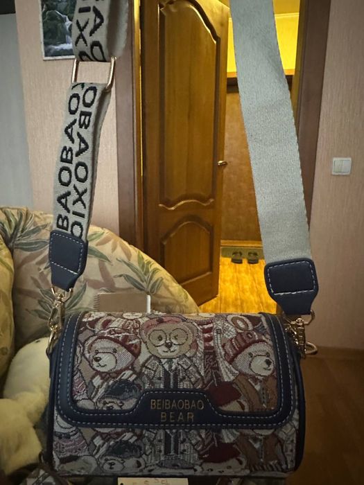 Сумка клатч через плече з вишиваними медведиками