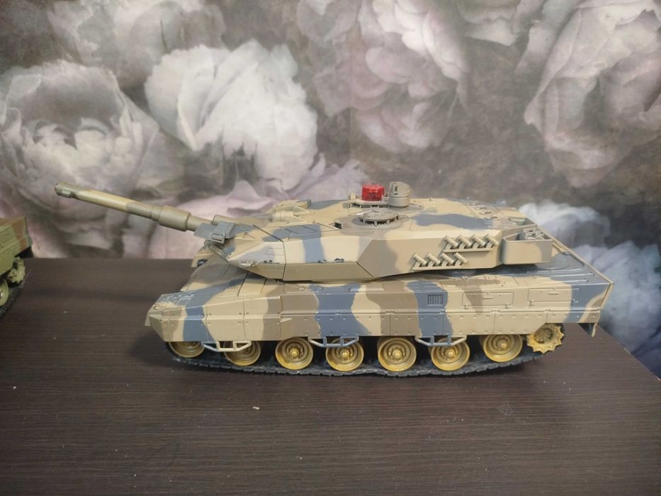 Іграшкові танки.