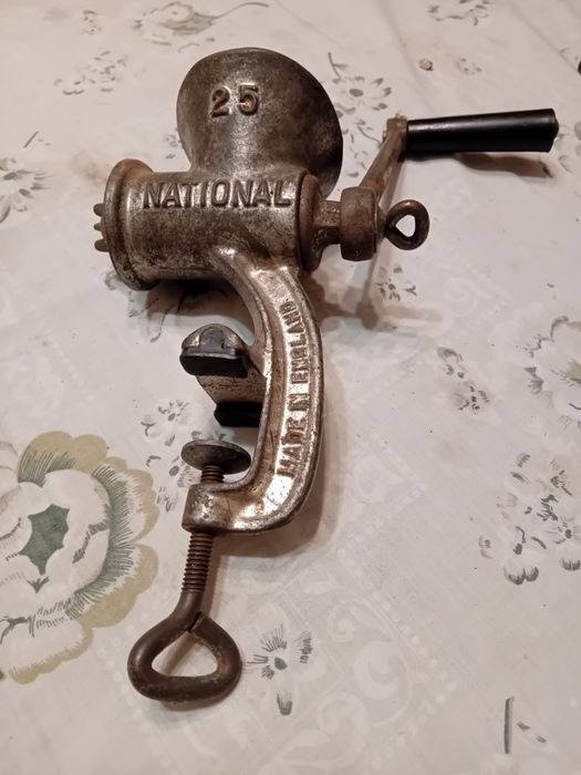 Picadora de carne inglesa muito antiga