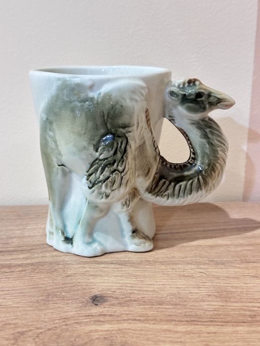 Фарфоровая чашка верблюд