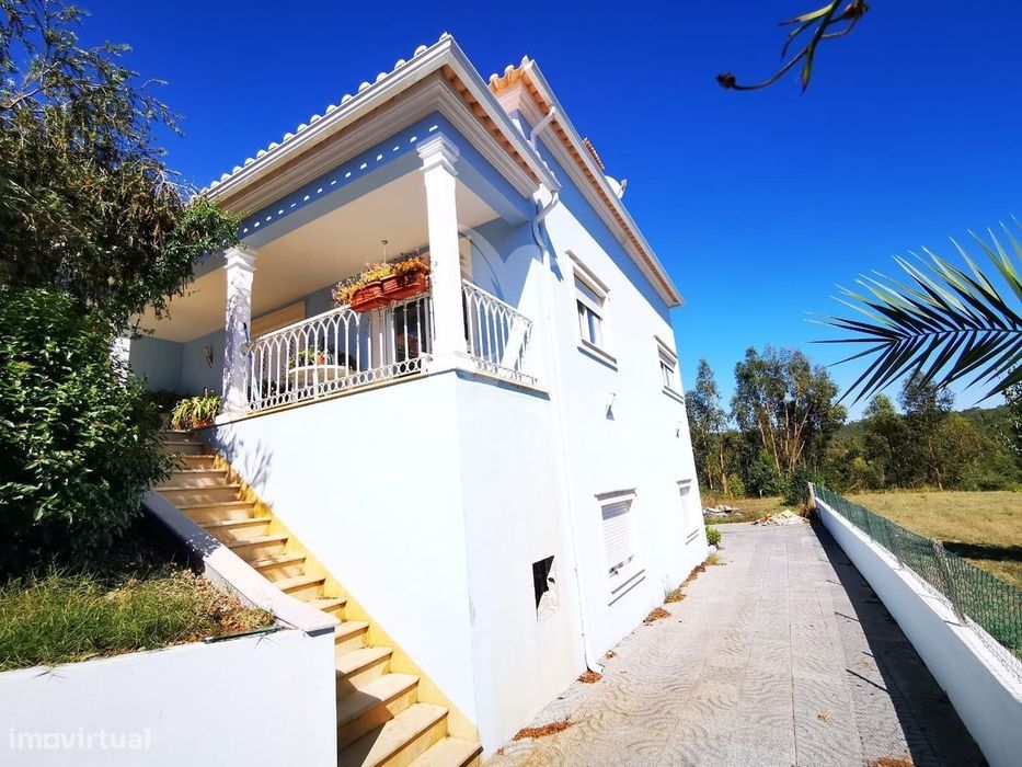 Luxuosa Moradia T4 em Vales, Tomar