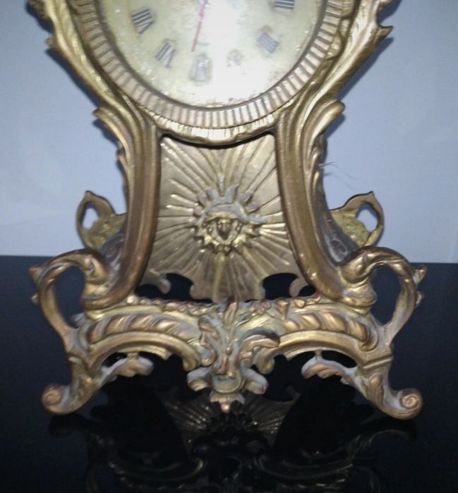 Relógio de mesa antigo em latão e em homenagem a S. Jorge.