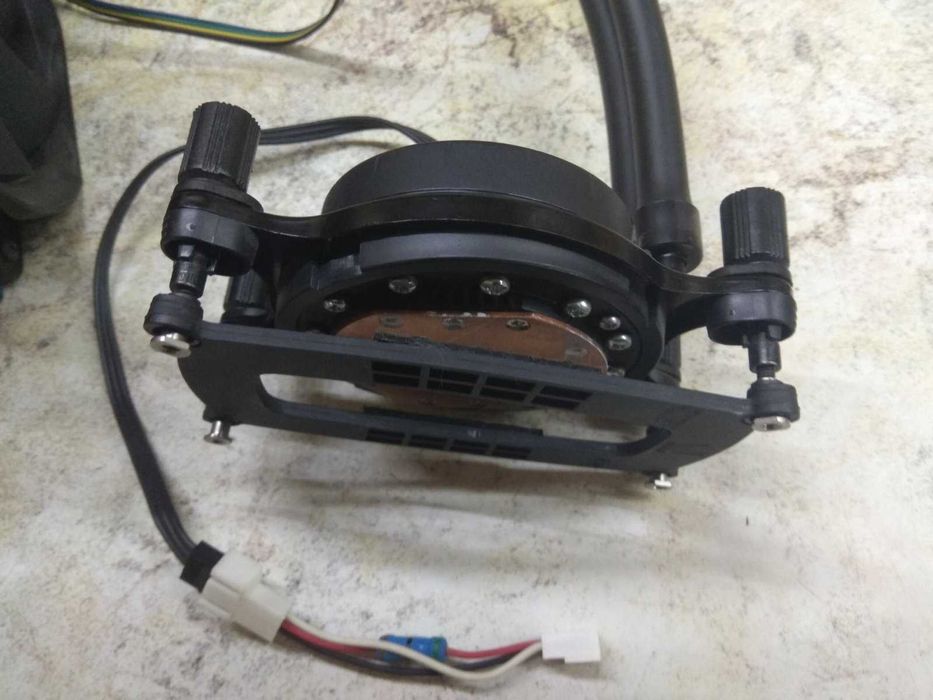 Водяное охлаждение  процессора Zalman Z20LQ крепеление под AMD