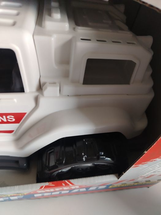 duże Auto terenowe samochód karetka pogotowia