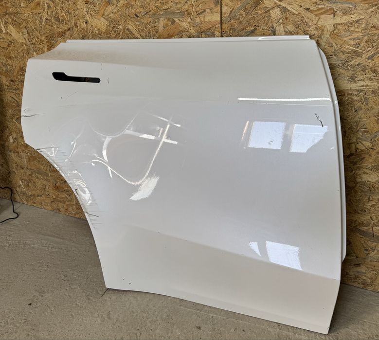 Tesla Model Y двері праві