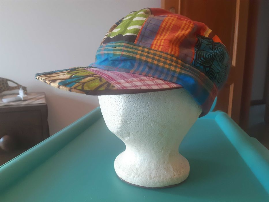 2 Chapéus e 1 boné, ideal para o verão, com padrões originais.