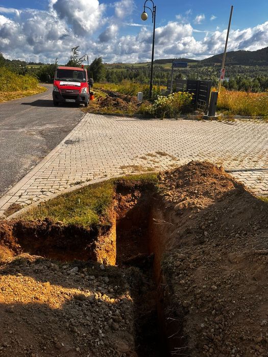 Przecisk pod drogą, kret kompresor minikoparka