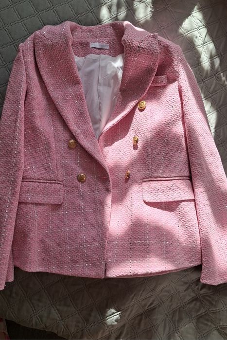 Piękna różowa marynarka