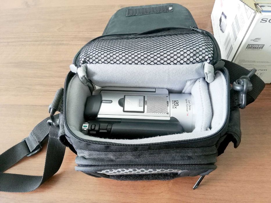 Японська компактна цифрова відеокамера Sony HandyCam DCR-SR100E