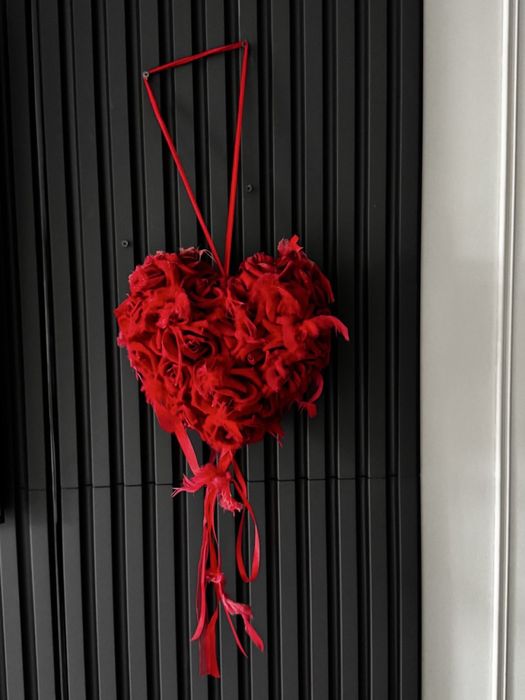 Червоне серце з пелюсток троянд - декор до дня Валентина