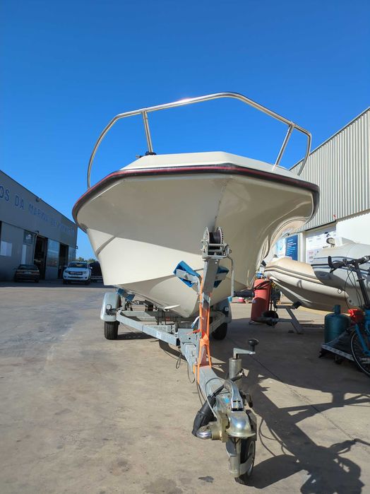 barco desportivo, barco de pesca com Mercury de 100 cv e reboque