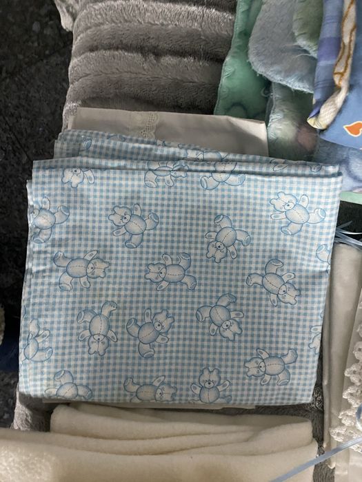 Lençóis de bébé branco e azul