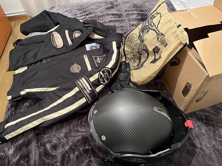 Conjunto capacete casaco e luvas