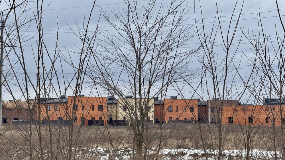 Ділянка біля котеджного містечка, поруч розвинена інфраструктура