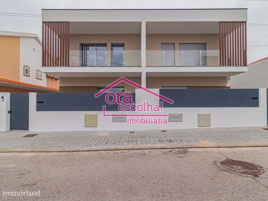 Moradia Geminada T4 NOVA com Garagem nos Redondos - Fernão Ferro!