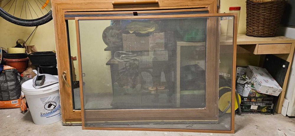 Sprzedam okno z roletą wewnętrzną i moskitierą