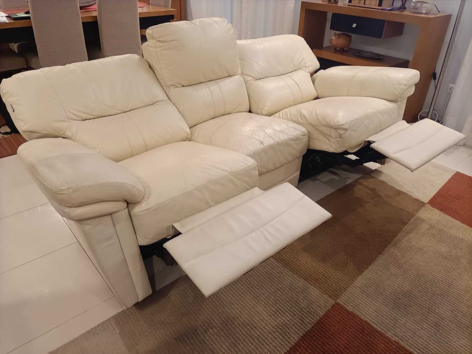 Sofá 3 lugares com regulação a funcionar perfeitamente.