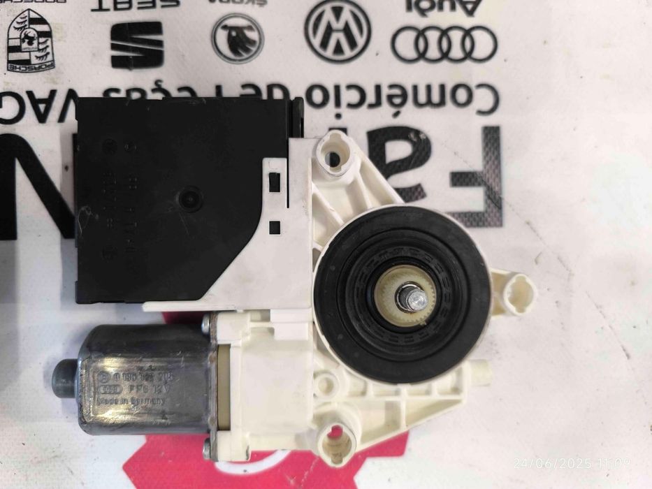 Motor Vidro Frente Direito 8P0959802N - AUDI A3